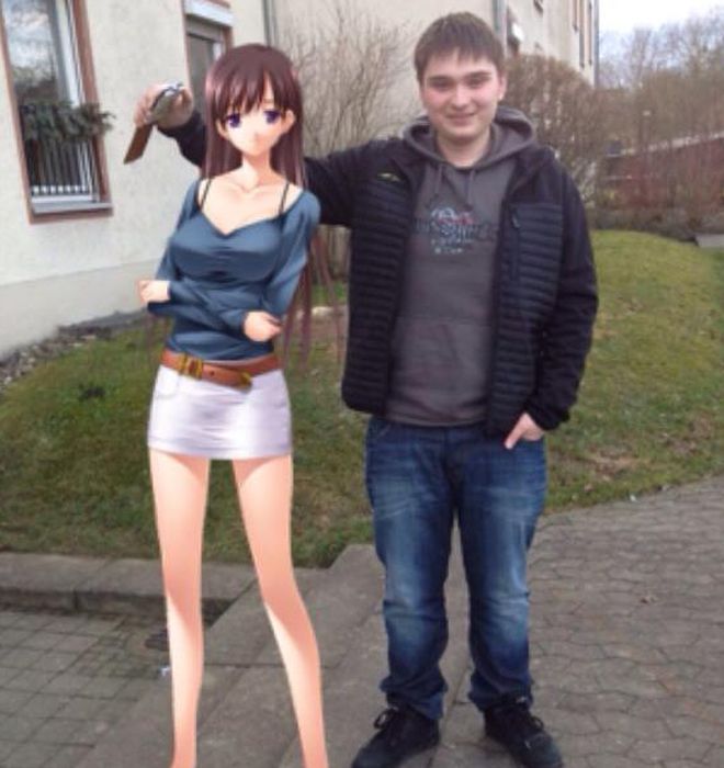 Guys Who Mysteriously Got Really Hot Girlfriends (39 pics)