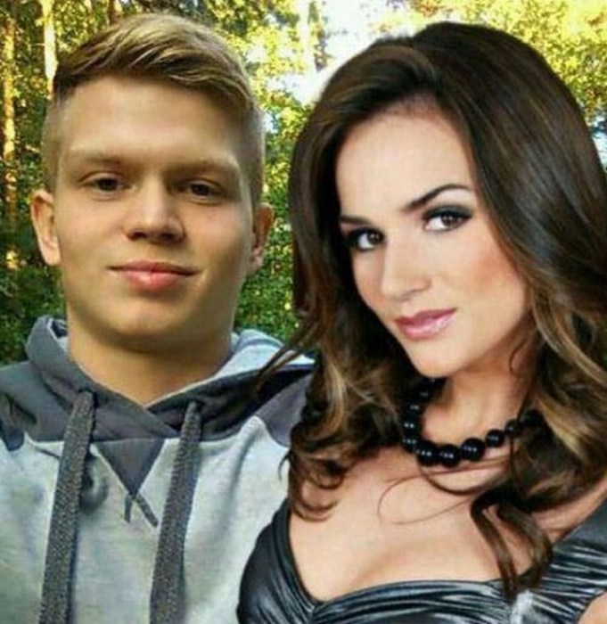 Guys Who Mysteriously Got Really Hot Girlfriends (39 pics)