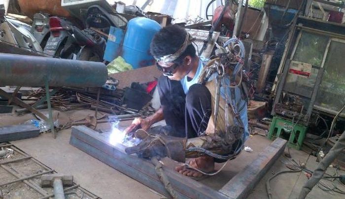 Indonesian Man Invents His Own Bionic Arm Like Iron Man (4 pics + video)