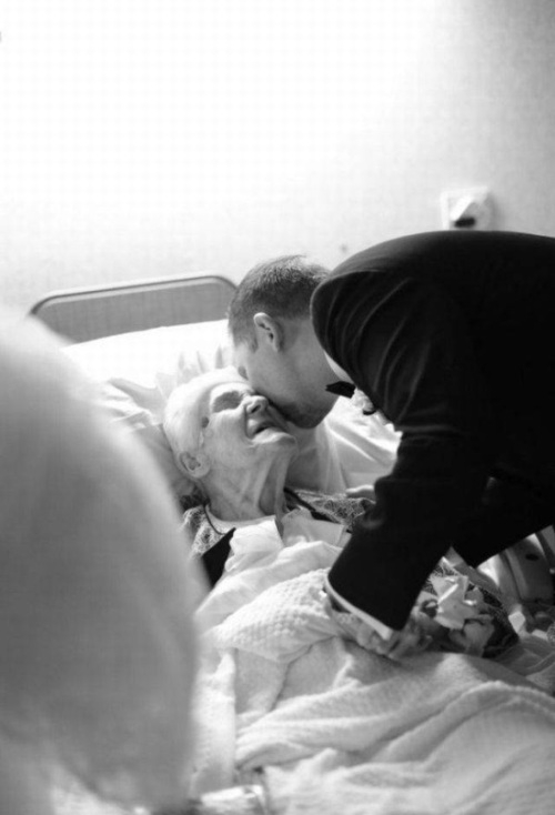 Newlyweds Surprise Groom's Grandma With A Visit To The Hospital (4 pics)