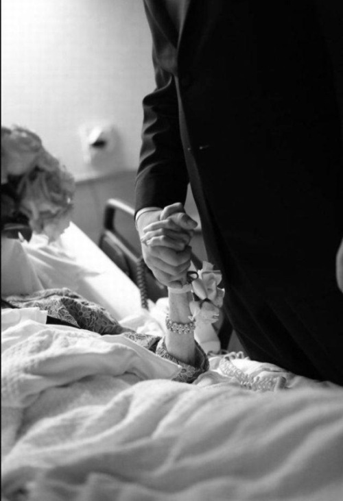 Newlyweds Surprise Groom's Grandma With A Visit To The Hospital (4 pics)