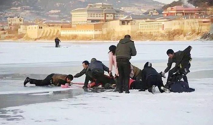 Freezing Man Gets Saved By A Scarf (4 pics)