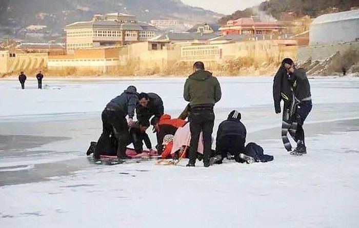Freezing Man Gets Saved By A Scarf (4 pics)