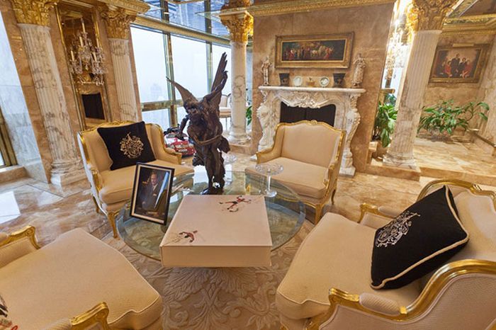 See How Donald Trump Lives In These Photos From His New York Penthouse (11 pics)