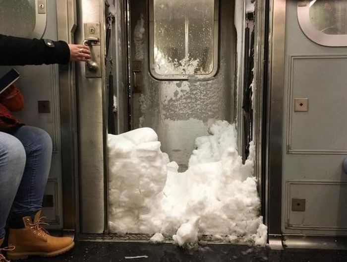 Massive Snowstorm Blankets Parts of New York (42 pics)