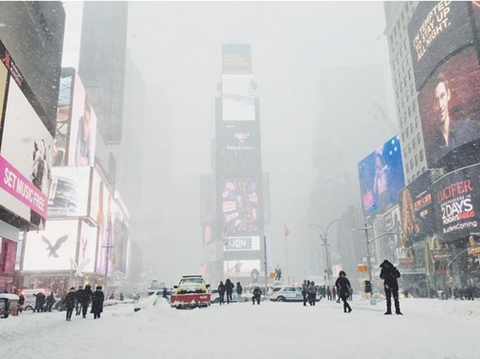 Massive Snowstorm Blankets Parts of New York (42 pics)