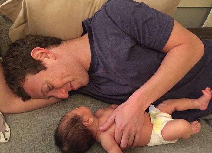 Here's A Special Look At Mark Zuckerberg's Bland Wadrobe (2 pics)