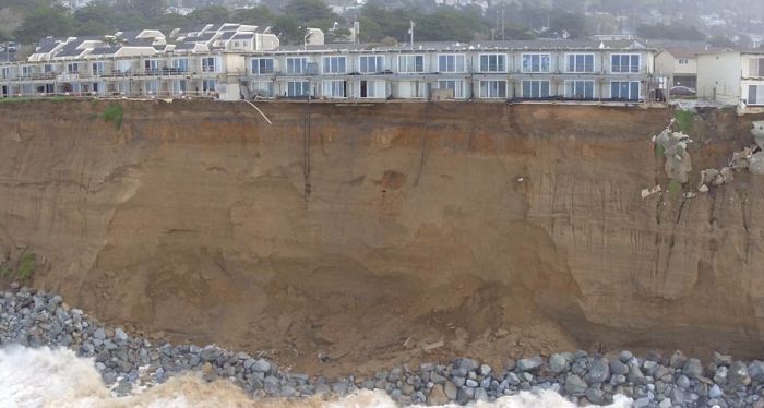 Residents Are Evacuating Because The Coast Of California Is Crumbling (13 pics)
