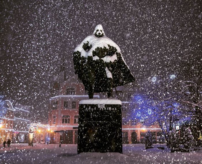 On Snowy Days This Polish Statue Transforms Into Darth Vader (3 pics)