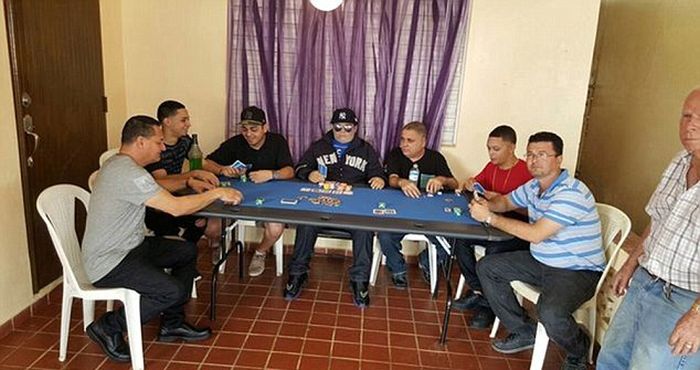 A Group Of Friends Brought A Dead Body To The Poker Table (4 pics)
