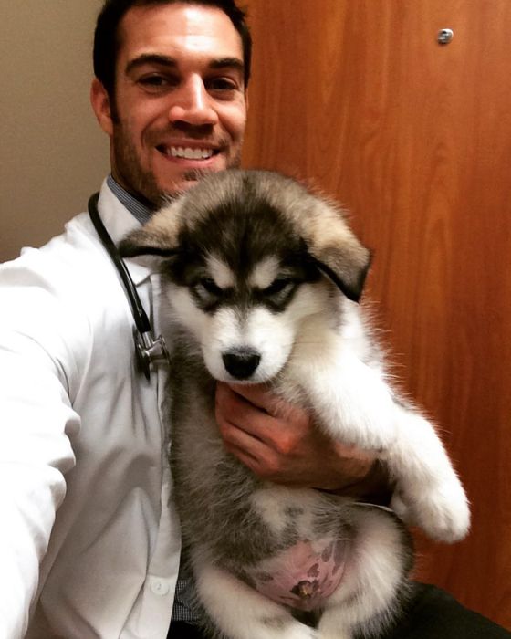 Women Everywhere Are Going Crazy Over This Veterinarian (33 pics)