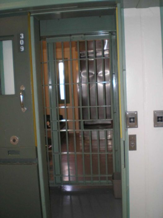 A Look Inside The Prison Cell Of El Chapo (12 pics)