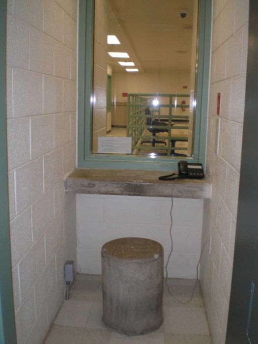A Look Inside The Prison Cell Of El Chapo (12 pics)