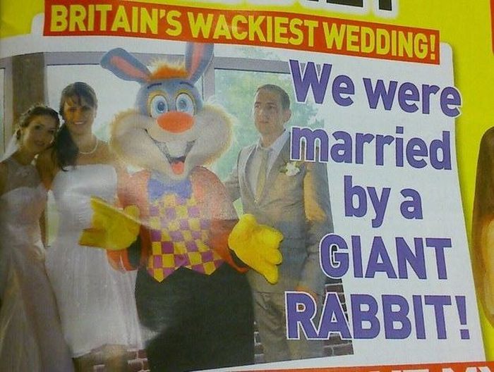 25 Bizarre But True Tabloid Magazine Headlines (25 pics)