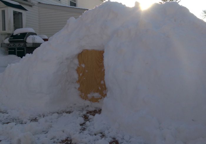 Man Turns The Snow On His Deck Into A Luxury Igloo (13 pics)