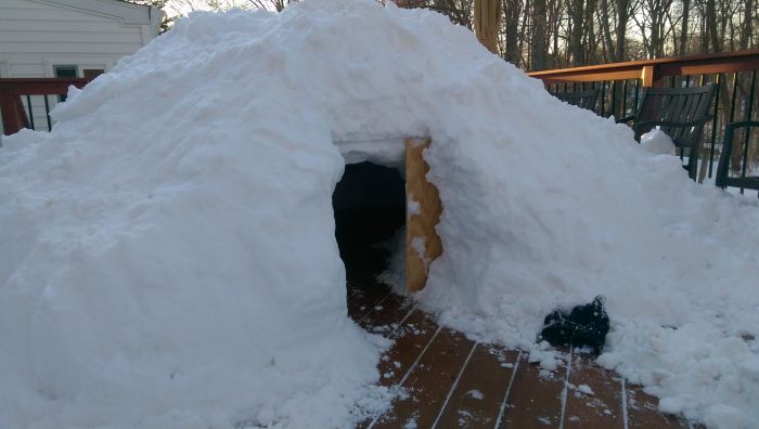 Man Turns The Snow On His Deck Into A Luxury Igloo (13 pics)