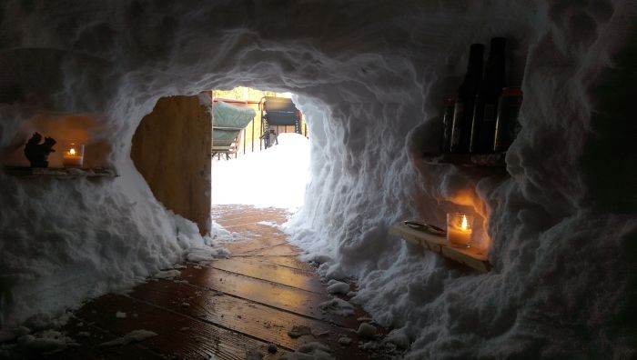 Man Turns The Snow On His Deck Into A Luxury Igloo (13 pics)
