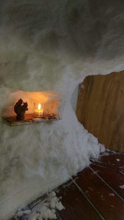 Man Turns The Snow On His Deck Into A Luxury Igloo (13 pics)