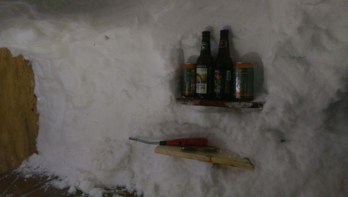 Man Turns The Snow On His Deck Into A Luxury Igloo (13 pics)