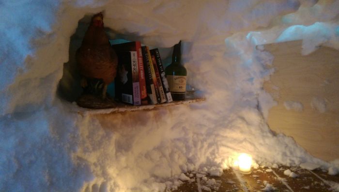 Man Turns The Snow On His Deck Into A Luxury Igloo (13 pics)
