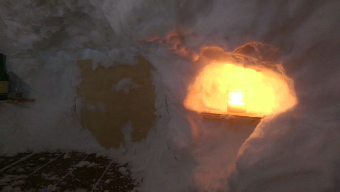 Man Turns The Snow On His Deck Into A Luxury Igloo (13 pics)