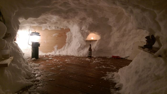 Man Turns The Snow On His Deck Into A Luxury Igloo (13 pics)