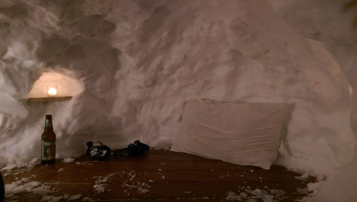 Man Turns The Snow On His Deck Into A Luxury Igloo (13 pics)