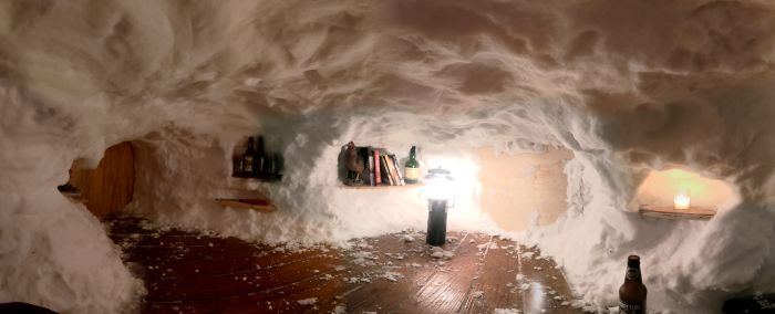 Man Turns The Snow On His Deck Into A Luxury Igloo (13 pics)
