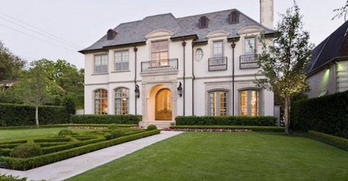 A Look At The Luxurious Mansions NFL Players Call Home (31 pics)