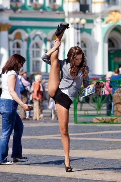 Flexible Babes That Know How To Make Stretching Look Sexy (64 pics)