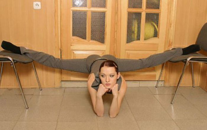 Flexible Babes That Know How To Make Stretching Look Sexy (64 pics)