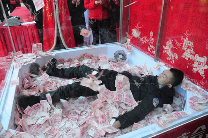 Tourists In China Get The Opportunity Of A Lifetime (17 pics)
