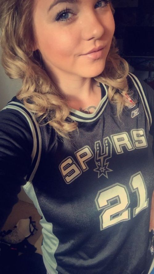 Sexy Girls Who Love Showing Support For Their Favorite Sports Teams (37 pics)