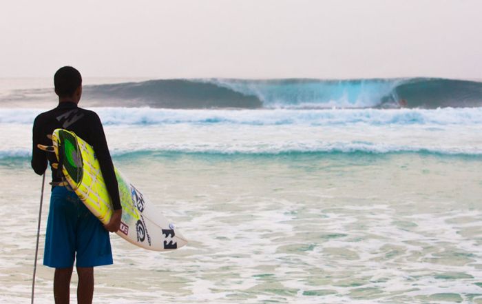 A Blind Man Became A Professional Surfer By Listening To The Ocean (9 pics)