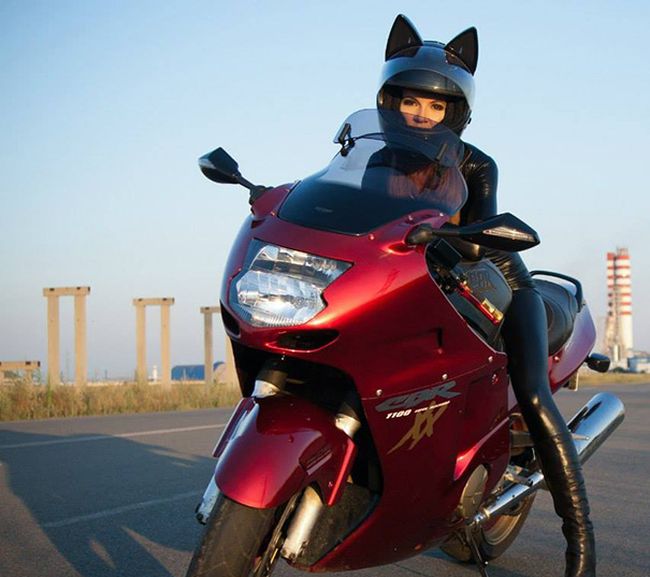 Babes Wearing Motorcycle Helmets With Cat Ears Is Definitely A Russian Thing (6 pics)