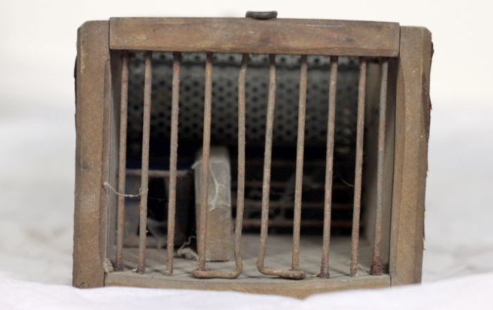 This 155-Year-Old Antique Mouse Trap Is Still Getting The Job Done (3 pics)