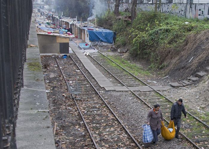 Gypsies Have Created A Village Built Out Of Rubbish In Paris 16 Pics