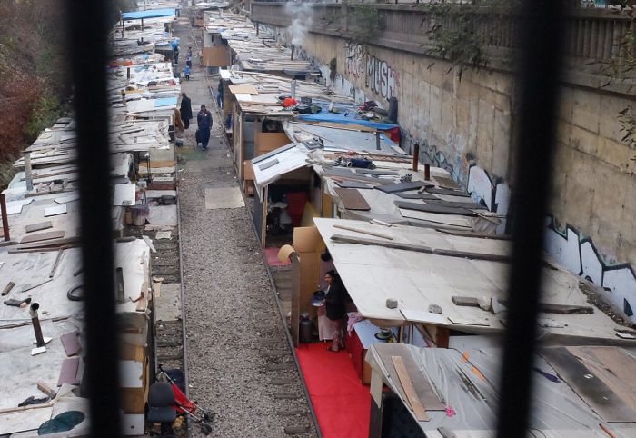 Gypsies Have Created A Village Built Out Of Rubbish In Paris 16 Pics