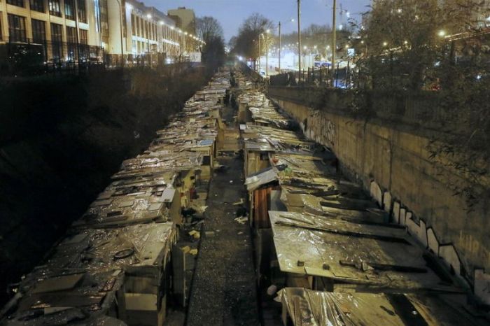 Gypsies Have Created A Village Built Out Of Rubbish In Paris 16 Pics