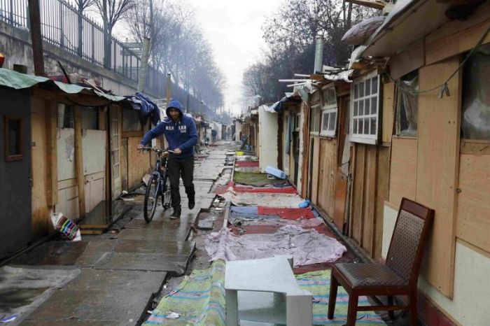 Gypsies Have Created A Village Built Out Of Rubbish In Paris 16 Pics