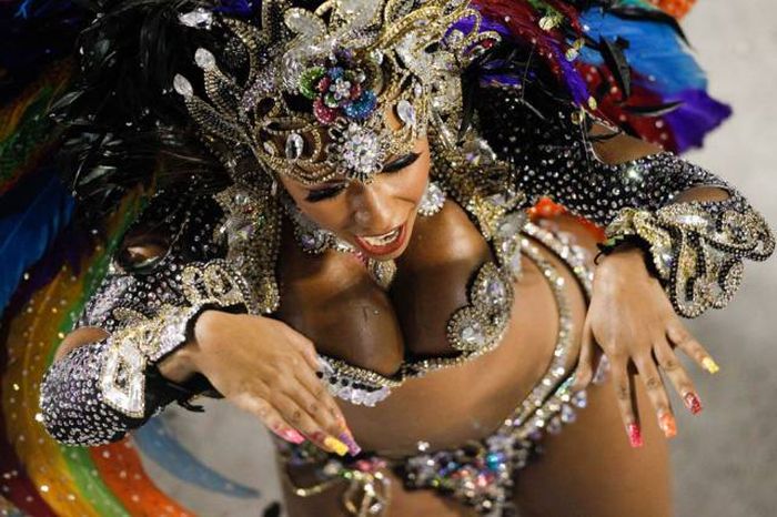 Thousands Of Sexy Samba Dancers Gather For Carnival In Brazil (28 pics)