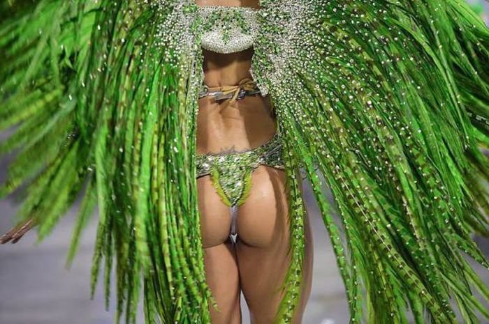 Thousands Of Sexy Samba Dancers Gather For Carnival In Brazil (28 pics)