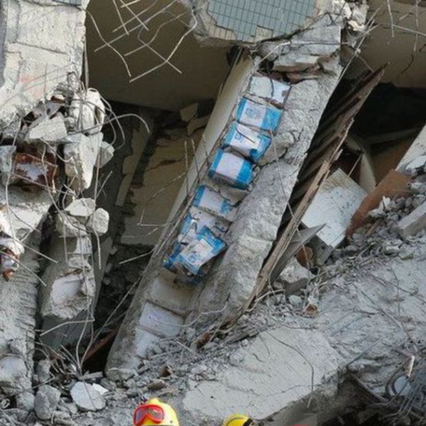 Building In Taiwan Torn Apart By An Earthquake (4 pics)