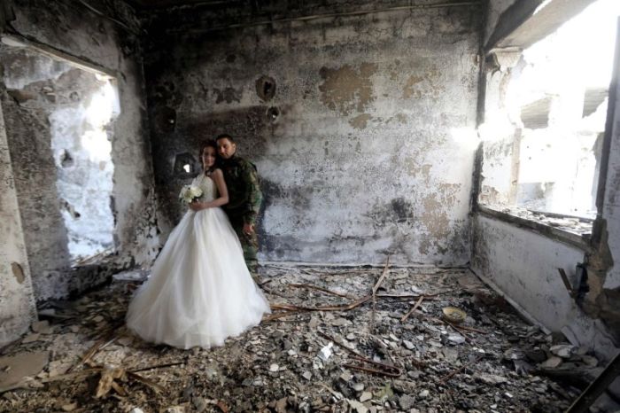 Stunning Wedding Photos Taken In The Ruins Of Syria (12 pics)