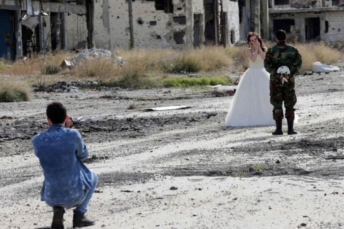 Stunning Wedding Photos Taken In The Ruins Of Syria (12 pics)