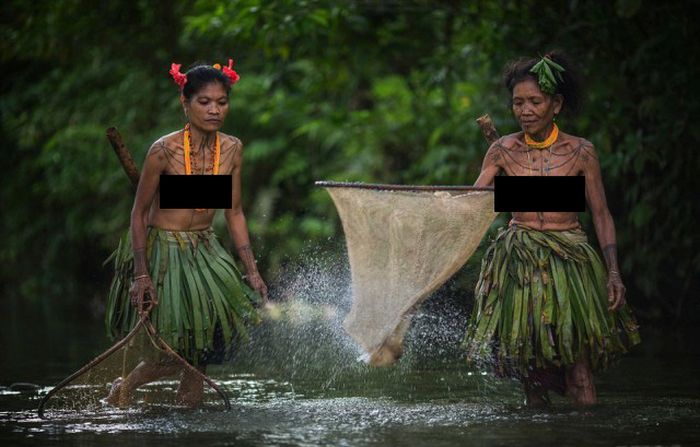 Photos Of The Mentawai Tribe In West Sumatra Show A Civilization Untouched (22 pics)