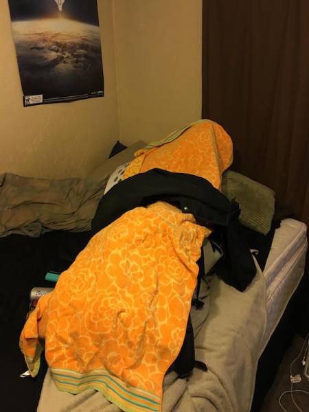 Guy Stacks Massive Amount Of Junk On His Sleeping Girlfriend (31 pics)