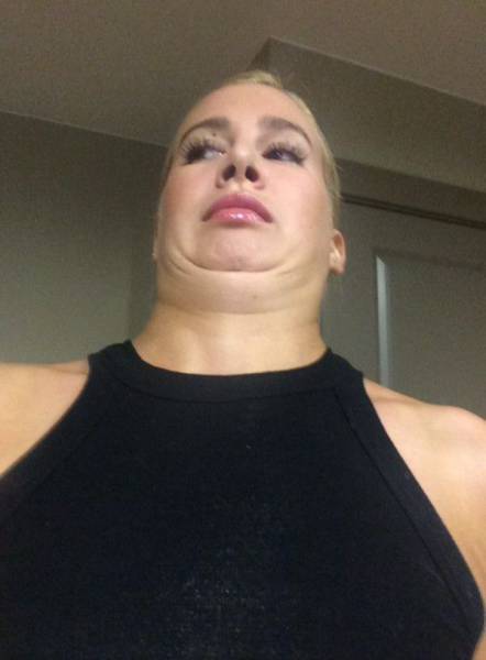 People Are Shocked When They Find Out That The 'Thumbing' Girl Is Actually Hot (13 pics)