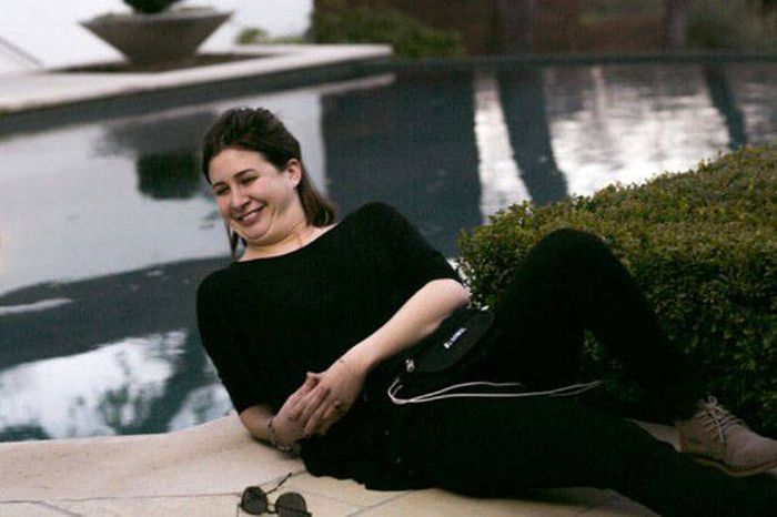 People Are Shocked When They Find Out That The 'Thumbing' Girl Is Actually Hot (13 pics)