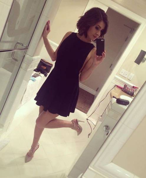 People Are Shocked When They Find Out That The 'Thumbing' Girl Is Actually Hot (13 pics)